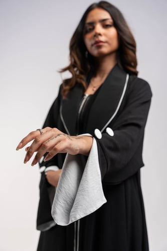 عباية سوداء بكسرات من الخلف