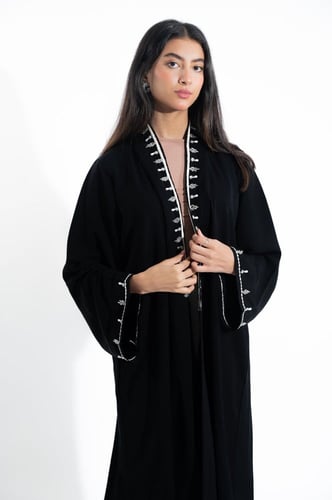 عباية سوداء مزينة باللولو بقماش حرير شموا