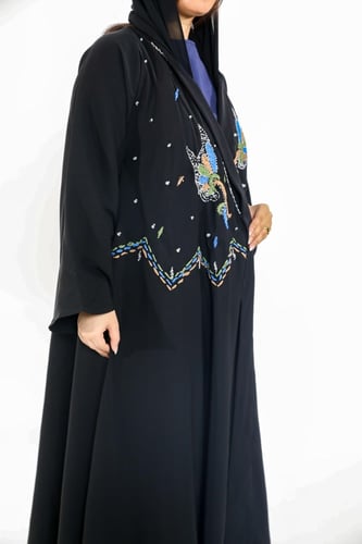 عبايه سوداء مطرزة بالألوان على شكل فراشة