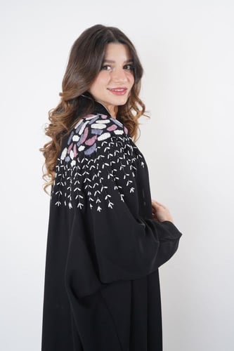 عباية مزينة بتطريز ملون على الأكتاف