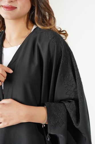 عبايه بشت مزينة بالفصوص