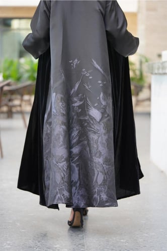 عبايه شتوية مخمل مزينة برسومات