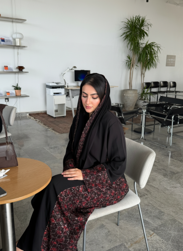 عبايه سوداء مزينة من الطرف بكلفة هندية