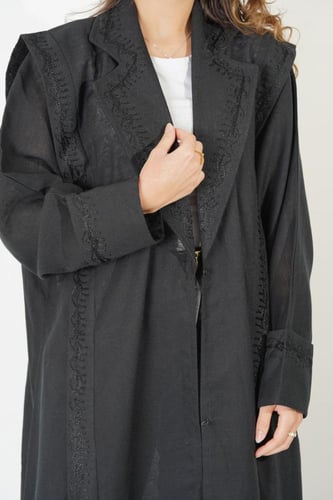 عباية كتان مطرزة بالأسود
