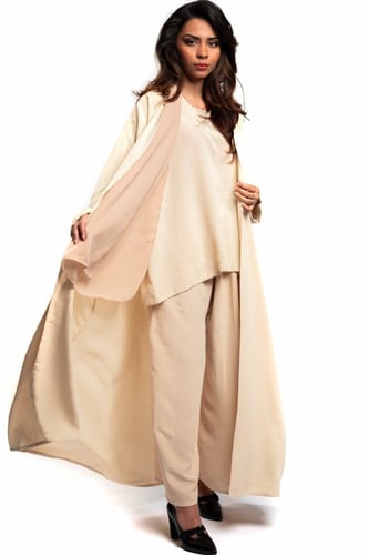 عباية كاجوال مناسبة للسفر باللون البيج