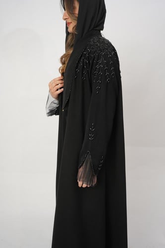 عبايه سوداء بتطريز على الاكتاف