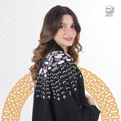 عباية مزينة بتطريز ملون على الأكتاف