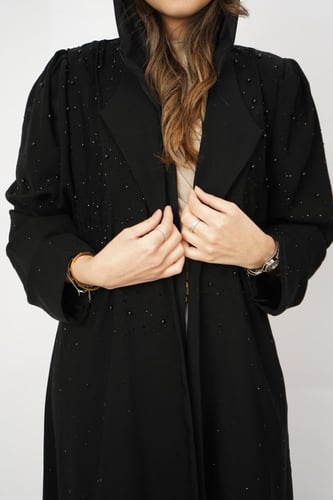 عبايه مزينة باللولو الاسود والفصوص