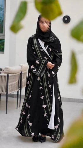 عبايه صيفيه مزينة بخطوط من الورود من الامام