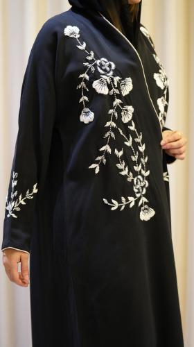 عبايه سوداء يتطريز ورود على الأمام و الكم
