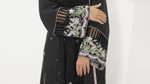 عبايه سوداء مزينة بالورود الملونة