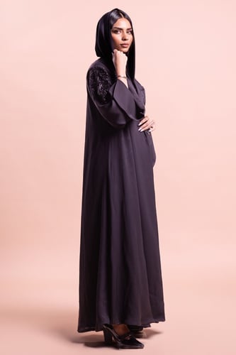 عباية مميزة بقماش كريب ملكي مزينة بتطريز اسود على...