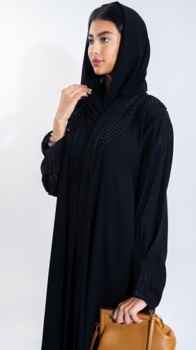 عباية سوداء بتطريز منقط على الكتف بقماش انترنت