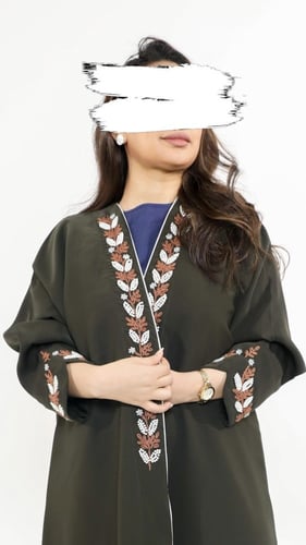 عباية كاجوال مطرزة باللولو الابيض قماش لف لمياء