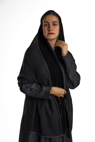 طرحة شتوية سادة بخط ذهبي