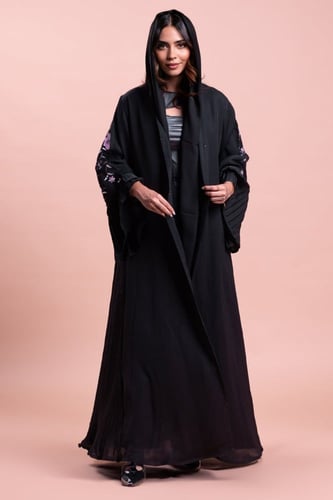 عباية سوداء مميزة بتطريز الورود الملونة على كامل ا...