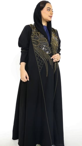 عبايه سوداء مطرزة بالألوان على شكل طاؤوس قماش كريب...