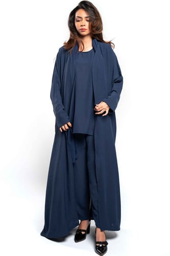 عباية كاجوال مناسبة للسفر باللون الكحلي