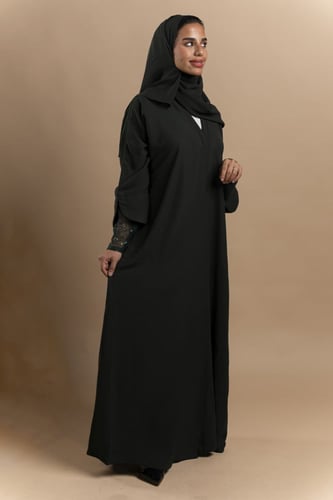 عباية مميزة باللون الزيتي بقماش حرير مغسول مزينة ب...