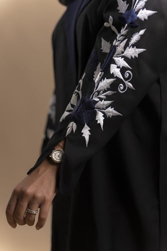 عباية مميزة سوداء بقماش كريب ملكي مزينة بتطريز مشج...
