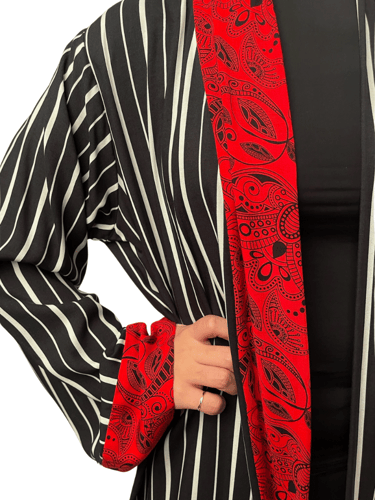 عباية لف ملونة أحمر وأسود مخطط