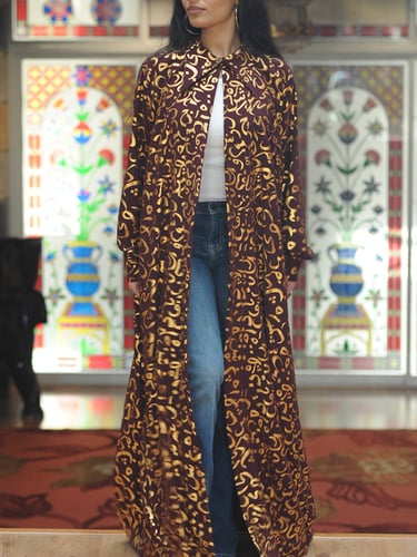 عباية الحروف بتصميم القميص