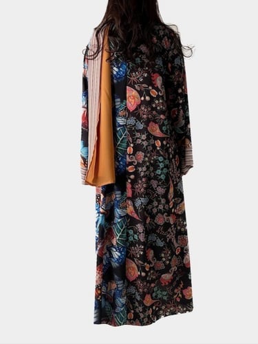 عباية ملونة بنمط الفراشات