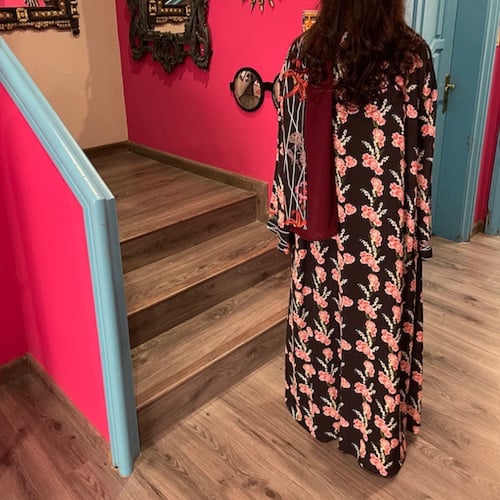 عباية لف بنمط الورد مع طرحة عنابي