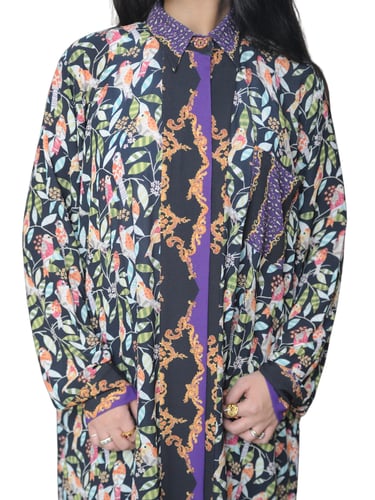 عباية مزهرة بتصميم القميص