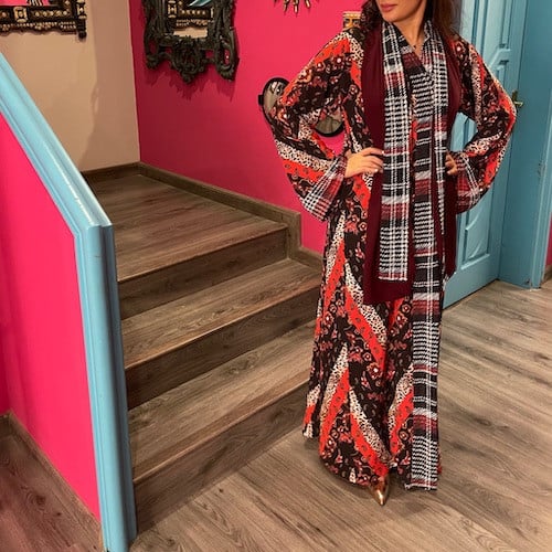 عباية لف عنابية مع طرحة