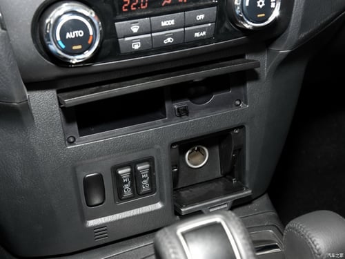 شاحن لاسلكي ميتسوبيشي باجيرو