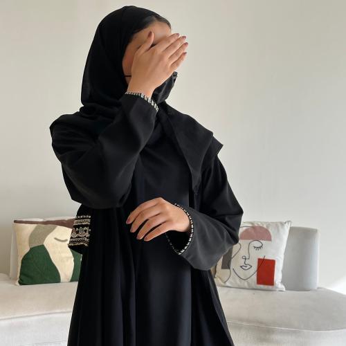 عبايه سوداء بتطريز اسود
