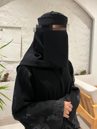 عبايه سوداء بأكمام مزخرفه