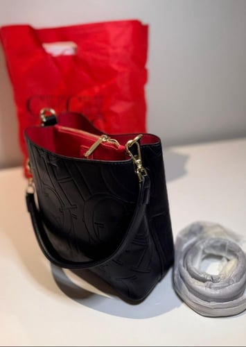 شنطة سي اتش اسود