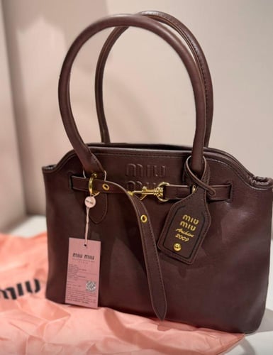 شنطة ميو ميو سلة بني داكن