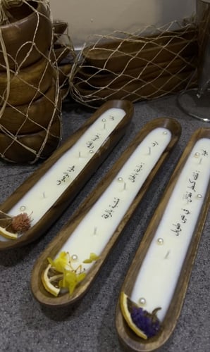 شمعه خشبيه بالاسم طولها 30سم الحبه