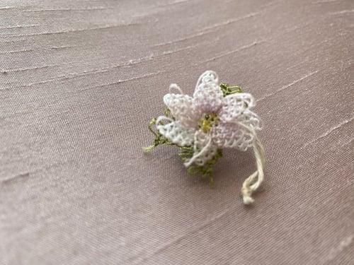 اكسسوار الورد المطرز