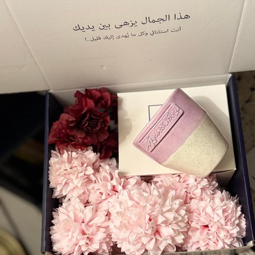 صندوق مُزين بالورد الوردي.