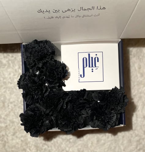 صندوق مُزين بالورد الأسود .