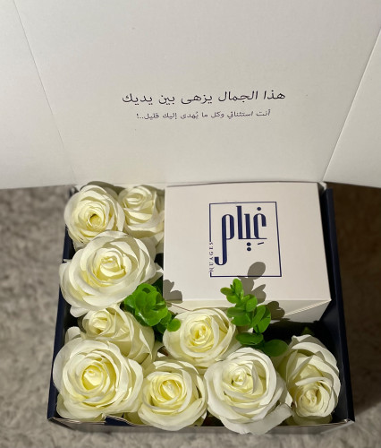 صندوق مُزين بالورد الأبيض.