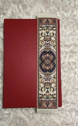 فاصل كتاب بنقش السجِاد.