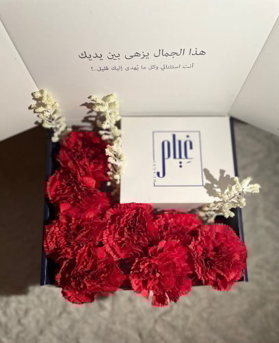 صندوق مُزين بالورد الأحمر.