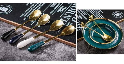 فنجان قهوة فاخر من السيراميك مع طبق تقديم وملعقة