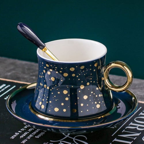 فنجان قهوة فاخر من السيراميك مع طبق تقديم وملعقة