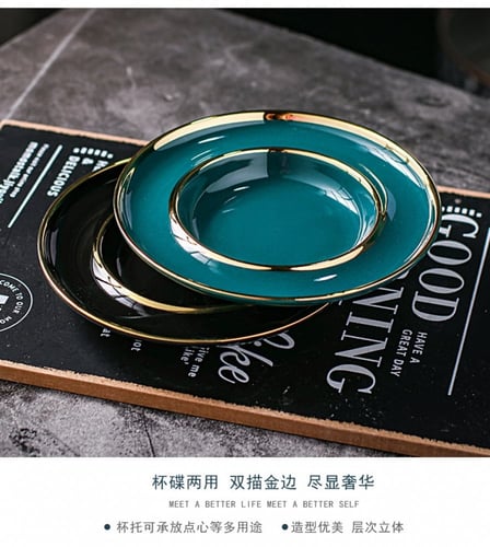 فنجان قهوة فاخر من السيراميك مع طبق تقديم وملعقة