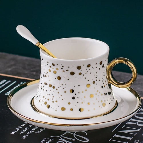 فنجان قهوة فاخر من السيراميك مع طبق تقديم وملعقة