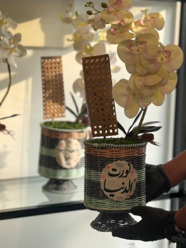 فازة الخوص الملون مع ورد الاوركيد وحامل الفلوس