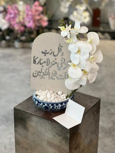 فازة السيراميك مع ورد الاوركيد