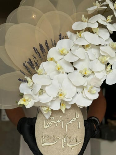 فازة حجريه مع ورد قماشيه والاوركيد