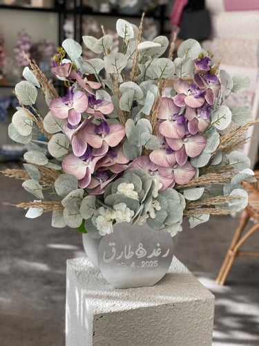 فازة الاكريليك مع الاوركيد و الورد الصناعي